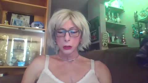 Snapshot of girlinrock chatting on October 21, 12:49 am Girlinrock online show from October 21, 12:49 am