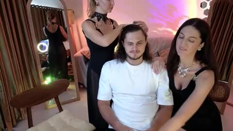 Snapshot of goddess_marylin chatting on October 19, 3:22 am 330 UTC2 girls online show from October 19, 3:22 am