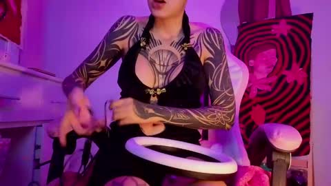 vee online show from March 24, 3:23 am