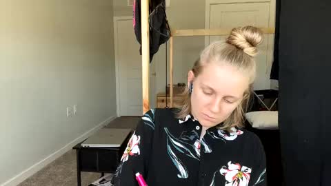 feyaa22 online show from March 3, 4:15 pm