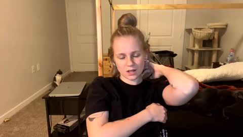 feyaa22 online show from March 3, 2:58 am