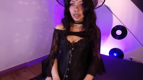 Snapshot of goddessjulieta chatting on October 9, 12:38 am Julieta online show from October 9, 12:38 am