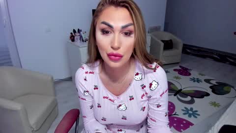 Snapshot of golddivine00 chatting on January 28, 5:32 am Nicole.. online show from January 28, 5:32 am