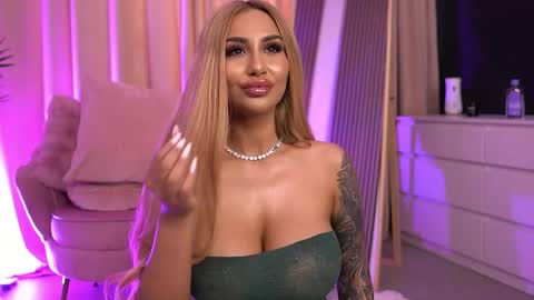 GoldenAmberX online show from May 19, 1:40 pm