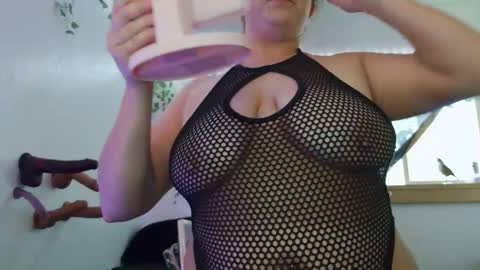 XxPretentious PeachxX online show from May 7, 8:15 pm