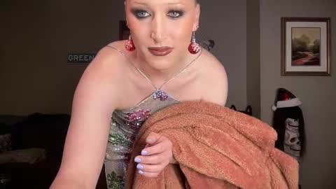 Snapshot of greenxxxqueen chatting on December 17, 5:29 am SexQueen Nikki online show from December 17, 5:29 am