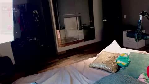 Greyslopez online show from March 6, 1:37 am