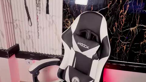 Snapshot of guxplo_ chatting on September 28, 1:53 pm Miss online show from September 28, 1:53 pm