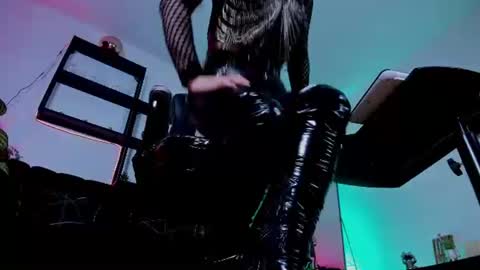 halley_ravenn online show from June 23, 9:21 pm