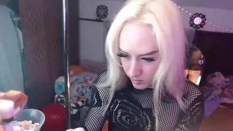 halovalentine online show from May 5, 12:39 am