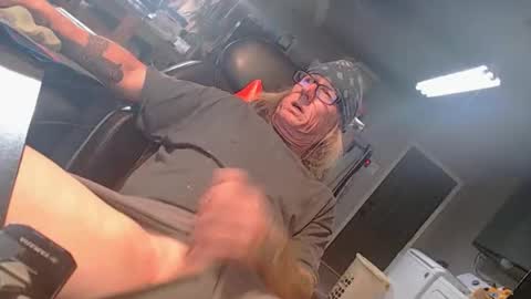 handystud33 online show from May 8, 9:04 am