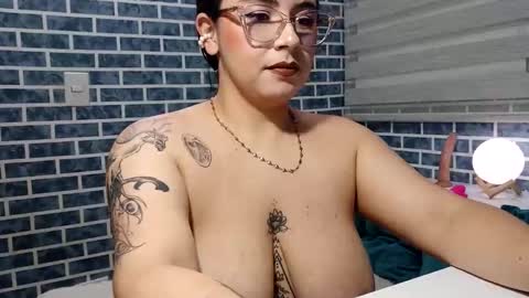 hanna_moons online show from April 18, 4:25 am