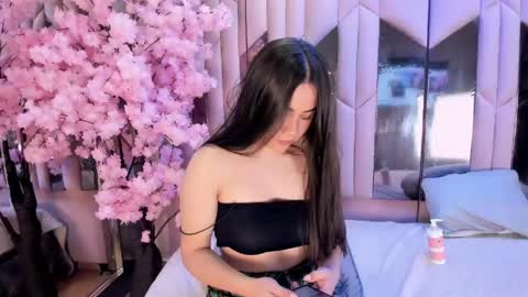  Hanna Collins  online show from April 24, 2:19 pm
