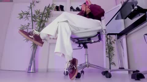 HANNAH HOWELL online show from November 11, 9:33 am