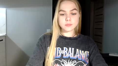 happy_fox_ online show from December 9, 11:03 pm