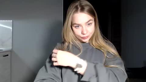 happy_fox_ online show from April 28, 9:19 pm