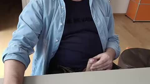 Snapshot of happybugger chatting on February 24, 12:16 pm Cum for you online show from February 24, 12:16 pm