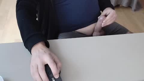 Snapshot of happybugger chatting on December 28, 12:56 pm Cum for you online show from December 28, 12:56 pm