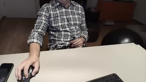 Snapshot of happybugger chatting on October 8, 5:35 am Cum for you online show from October 8, 5:35 am