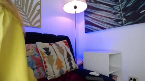 Snapshot of hat_girl chatting on February 13, 4:54 am Nicole online show from February 13, 4:54 am