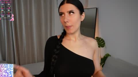 hazelhayees online show from March 8, 4:44 pm