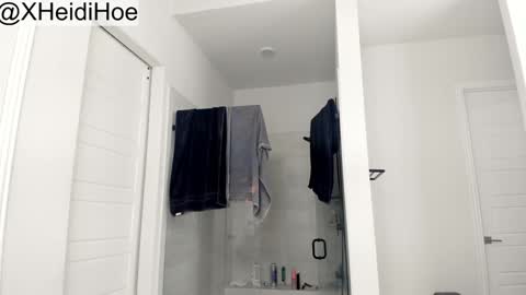 Snapshot of heidiandfriends chatting on October 9, 4:18 am Manyvids    online show from October 9, 4:18 am