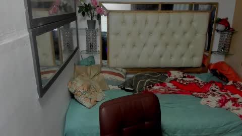 heiker_ online show from November 12, 4:04 am