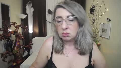 Snapshot of helenenigma chatting on October 11, 6:33 pm helenenigma online show from October 11, 6:33 pm