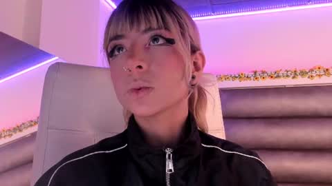 hellen__smith_ online show from June 16, 8:13 pm