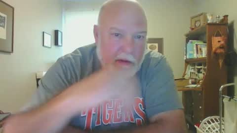 Snapshot of helloforfun111 chatting on October 7, 8:05 pm helloforfun111 online show from October 7, 8:05 pm