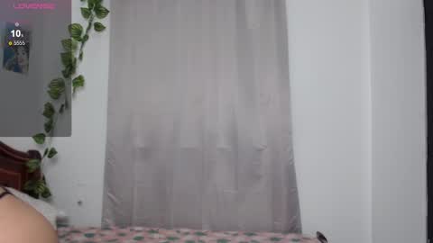 Snapshot of hermione_sweet18 chatting on December 30, 9:19 pm Alana online show from December 30, 9:19 pm