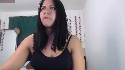 hilaril18 online show from July 17, 12:23 am