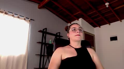 Snapshot of hillary_12 chatting on December 29, 8:58 pm Miranda online show from December 29, 8:58 pm