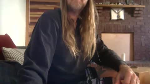 Snapshot of hippybiker chatting on December 6, 3:06 pm hippybiker online show from December 6, 3:06 pm