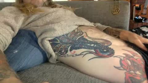 Snapshot of hippybiker chatting on December 5, 2:50 pm hippybiker online show from December 5, 2:50 pm