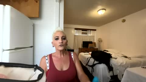 holestofill808 online show from July 22, 8:22 pm