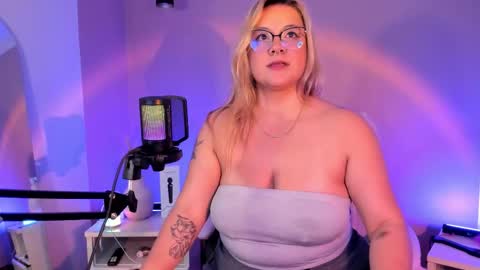 Hollie online show from January 13, 4:26 pm