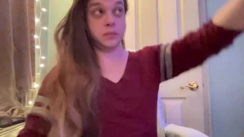 Snapshot of holly23hopefull chatting on December 30, 7:04 am Hollys Drive threw Side Of CB. online show from December 30, 7:04 am