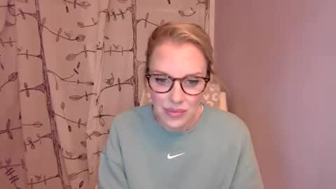 holly_bourbon online show from November 1, 2:01 am