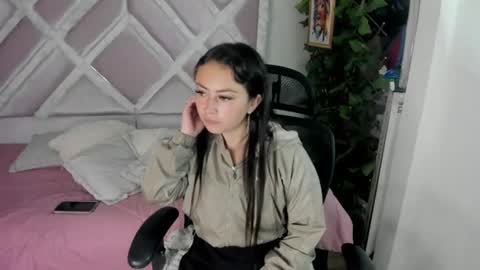 Holly online show from June 12, 7:35 pm