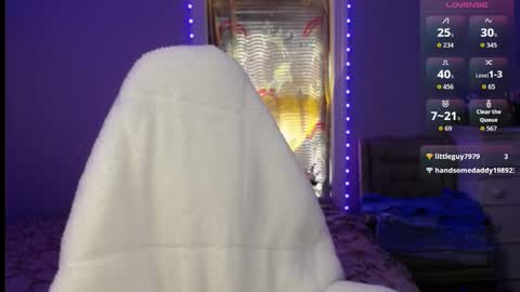 Snapshot of hollydiamond_ chatting on October 1, 4:50 pm Holly online show from October 1, 4:50 pm