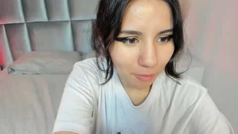 hollypeach_ online show from April 29, 7:29 pm
