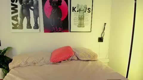 hollypeach_ online show from June 16, 7:51 pm