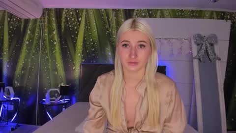 HollyTaillor online show from December 17, 6:31 am