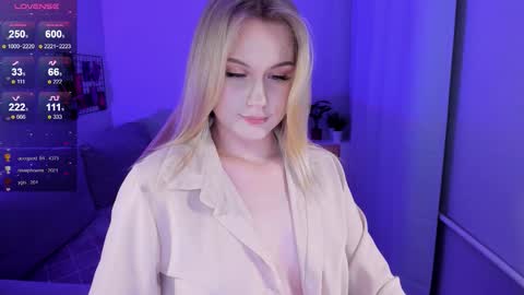 Snapshot of honey_blondee chatting on September 26, 11:24 pm Tammy online show from September 26, 11:24 pm
