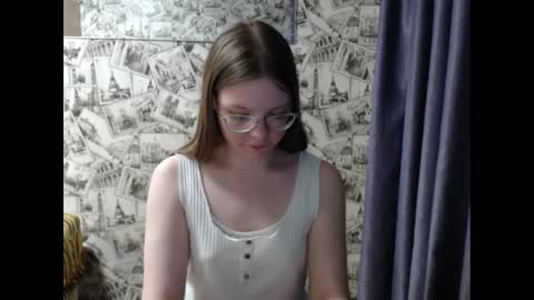 Snapshot of honey_mood chatting on March 10, 3:09 pm Lina online show from March 10, 3:09 pm