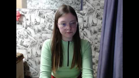 Snapshot of honey_mood chatting on September 24, 4:25 pm Lina online show from September 24, 4:25 pm