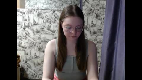 Snapshot of honey_mood chatting on October 15, 12:17 pm Lina online show from October 15, 12:17 pm
