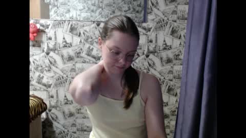 Snapshot of honey_mood chatting on September 23, 4:23 pm Lina online show from September 23, 4:23 pm