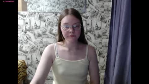 Snapshot of honey_mood chatting on January 20, 3:07 pm Lina online show from January 20, 3:07 pm